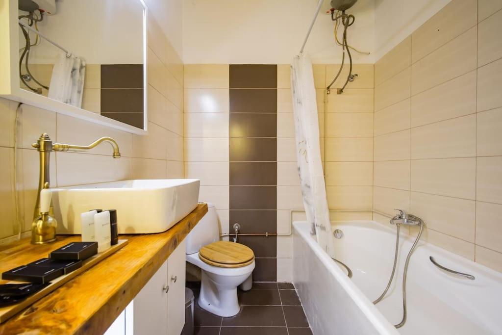 Emporikon Apartment Steps From Historic Center Атина Екстериор снимка