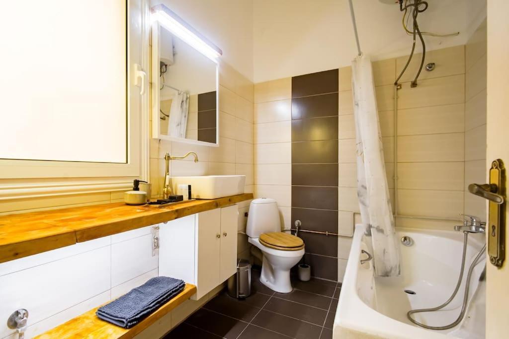 Emporikon Apartment Steps From Historic Center Атина Екстериор снимка