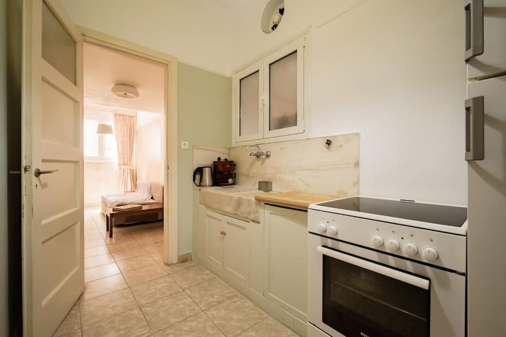 Emporikon Apartment Steps From Historic Center Атина Екстериор снимка